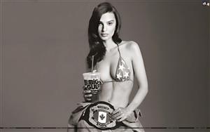 Emily Ratajkowski